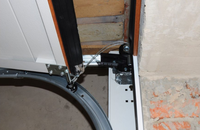 Off-Track Crashed Garage Door Alignment Meadow Woods FL